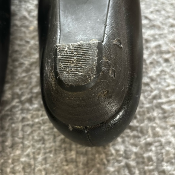 BANDOLINO Black leather kitten heel flats.  Size 6M - Picture 6 of 11